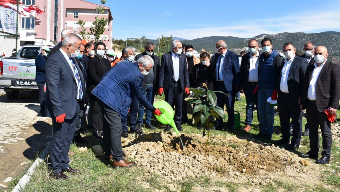 İstiklal Marşı'nın Kabulünün 100. Yılında, Mehmet Akif Ersoy Anadolu Lisesi Bahçesinde 100 Meyve Fidanı Toprakla Buluştu